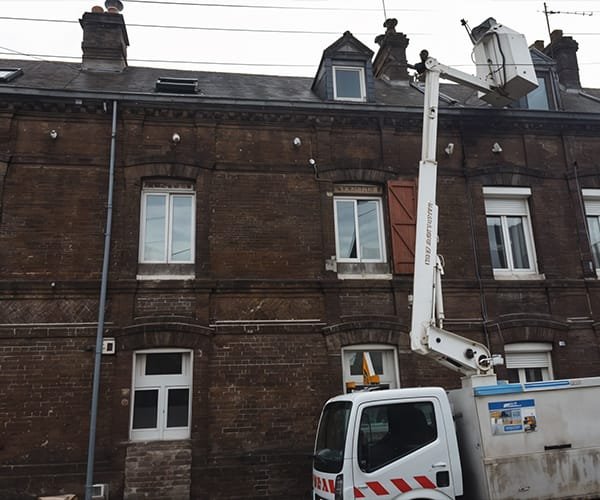 Maison de face en renovation avec camion elevateur