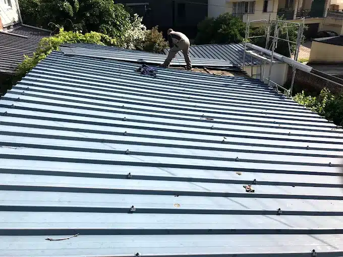 Realisation d un toit en zinc pour zinguerie