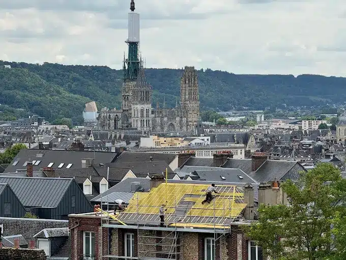 Legrein couverture travaillant avec une vue sur ville de Rouen